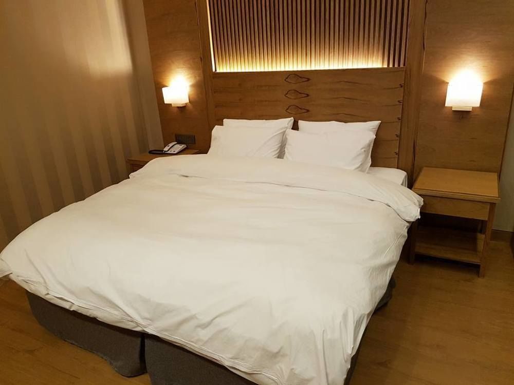 J Square Hotel And Wedding Jinju Eksteriør billede