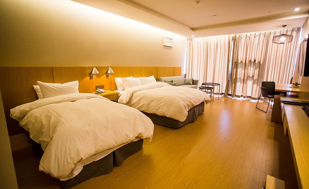 J Square Hotel And Wedding Jinju Eksteriør billede