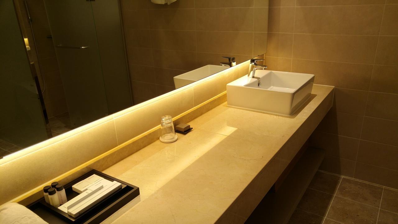 J Square Hotel And Wedding Jinju Eksteriør billede