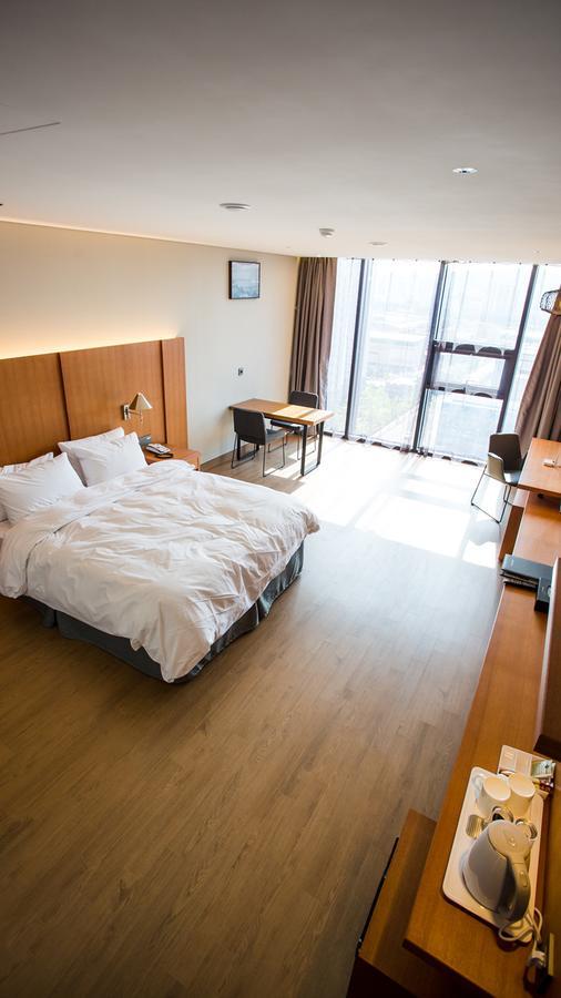 J Square Hotel And Wedding Jinju Eksteriør billede