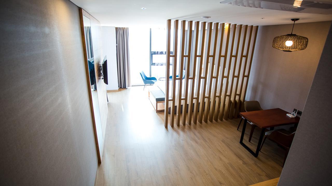 J Square Hotel And Wedding Jinju Eksteriør billede