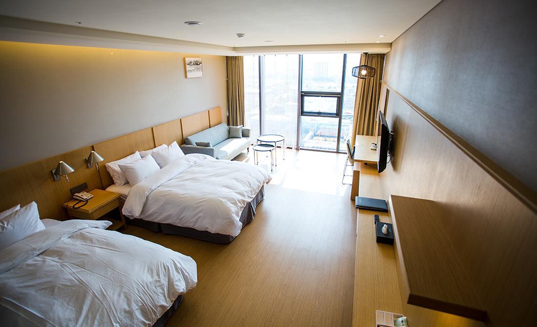 J Square Hotel And Wedding Jinju Eksteriør billede